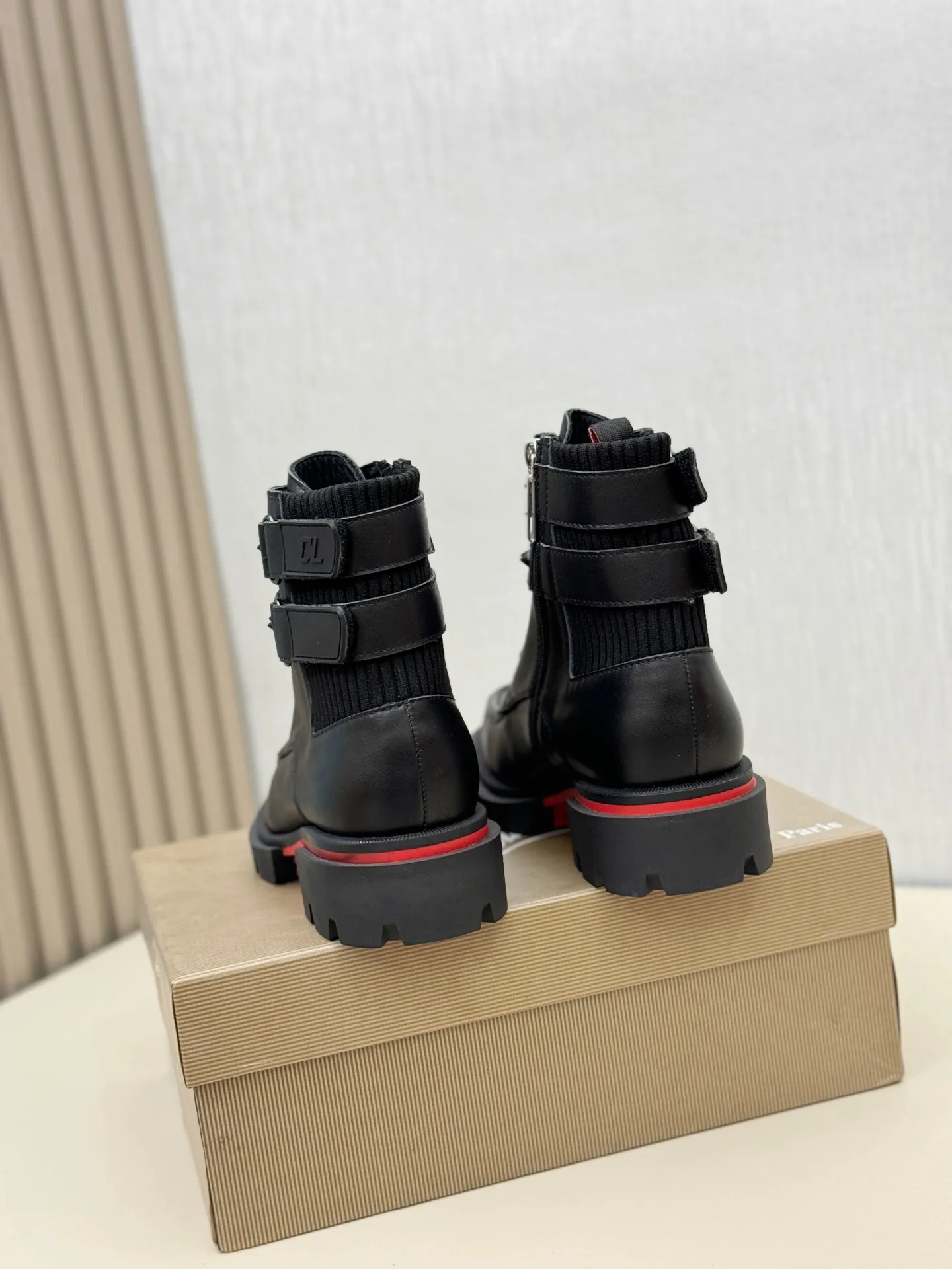 [CL～High-end men’s red-soled shoes] Top P: 940💰. Size: 39-44 (38.45.46 can be customized) 🆑Top original purchase agent Imported open-edge bead fabric and water-dyed cowhide inside 🉑️ Imported TPU rubber sole, wear-resistant and non-slip, full of European style.